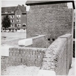 Openbaar urinoir onder het electriciteitshuisje.
              <br/>
              Beeldbank gemeentearchief Amsterdam, datum onbekend